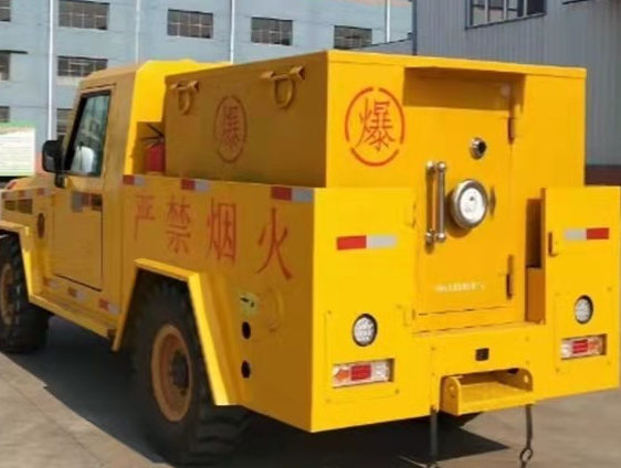 和舍镇凯龙爆破器材运输车：保障爆破任务的安全运行